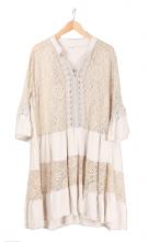 Beige mekko pitsillä